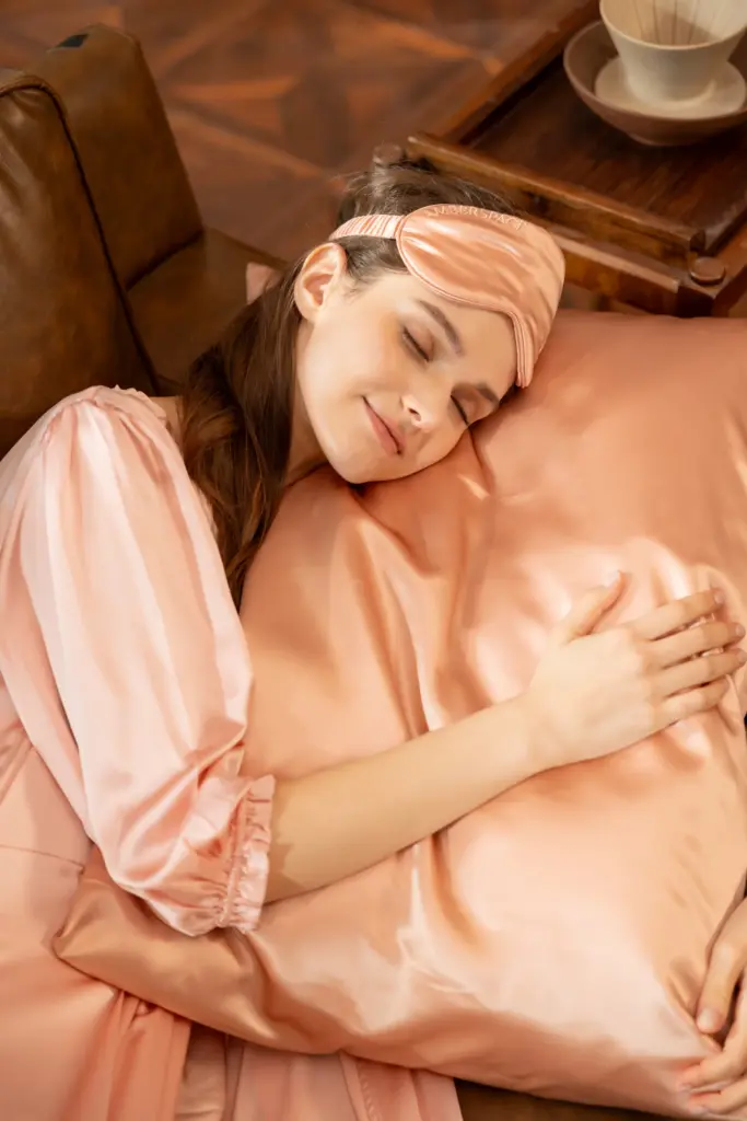 Mujer durmiendo con Antifaz de Dormir y sobre Funda de Almohada de 100% Seda Morera AMBERSPACE 22 Momme